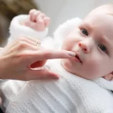 Bebeklerde Diş Eti Şişmesi: Nedenleri, Belirtileri, Tedavisi ve Ebeveynlere Öneriler